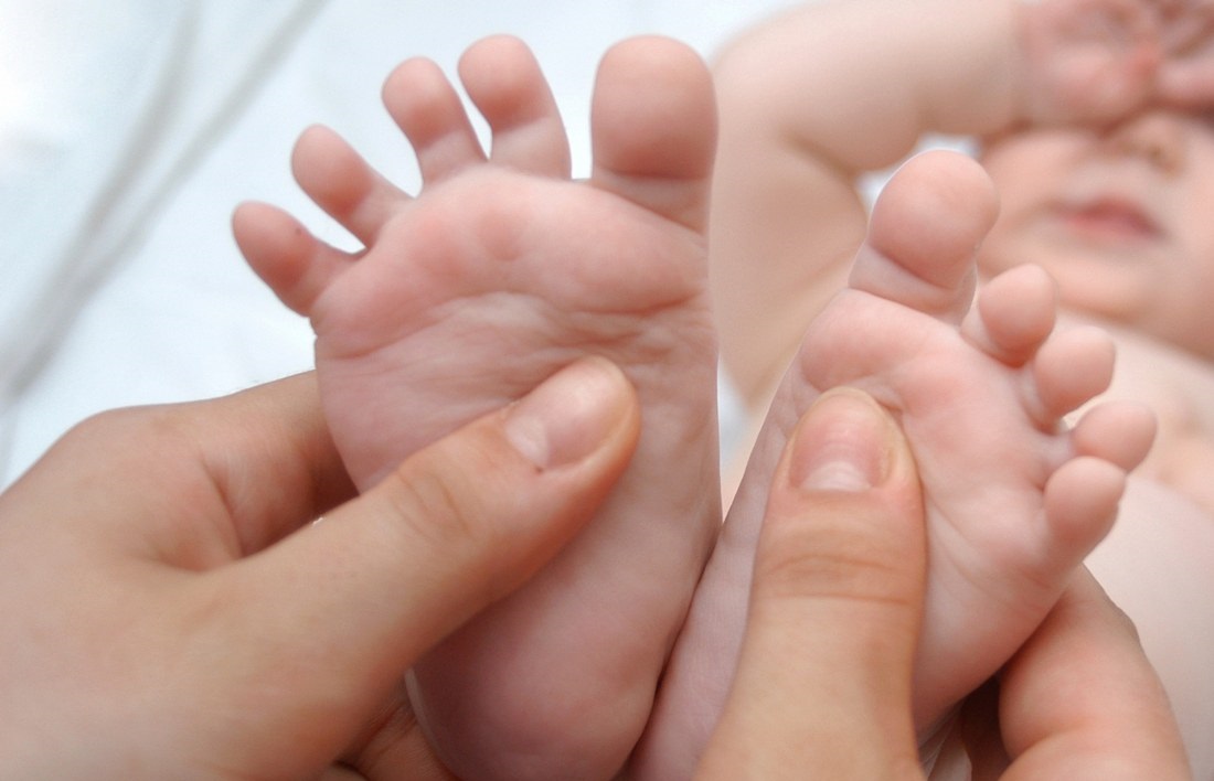 دليل تدليك قدمي الطفل الرضيع لتهدئته وتسكين آلامه