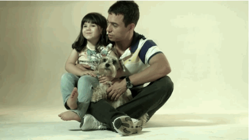 أب يعيد تجسيد صور جمعته بزوجته الراحلة مع إبنتهما