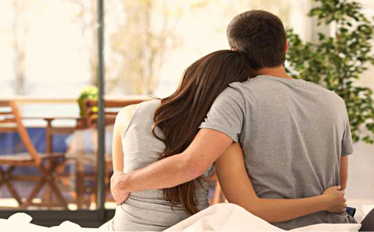 هل يحب الرجل النوم في حضن زوجته