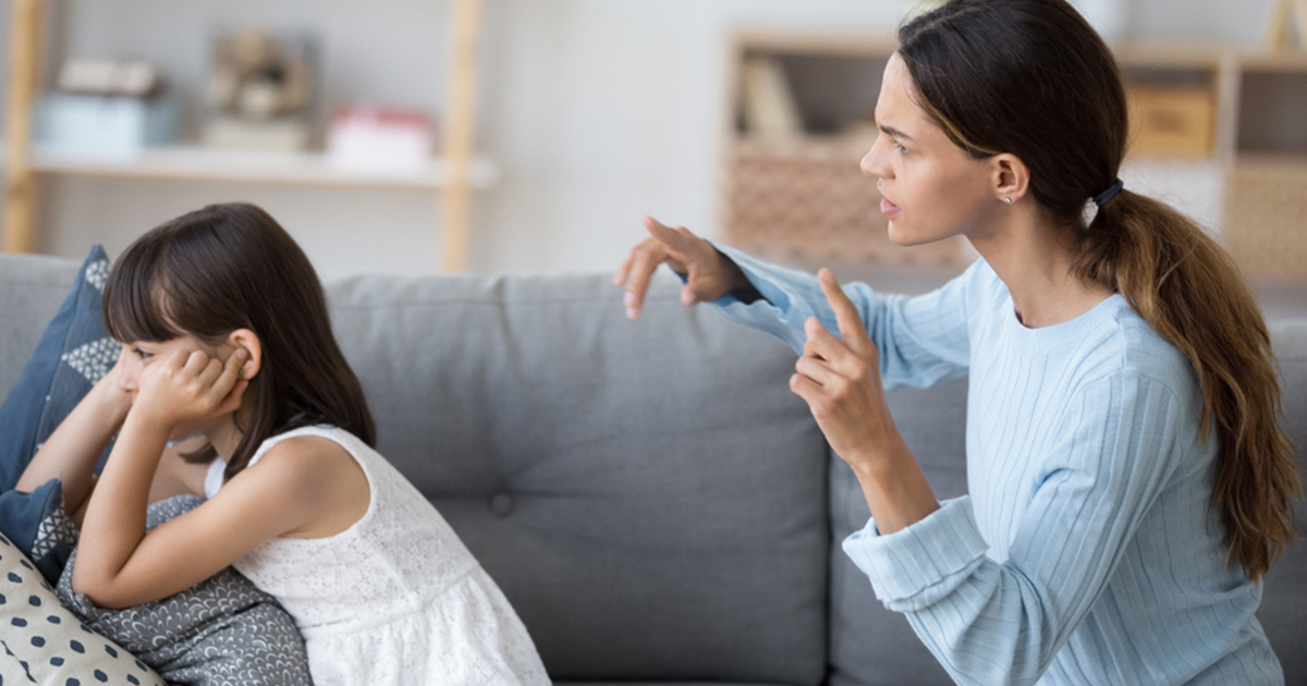 أسوأ أخطاء يرتكبها الأم والأب تدمّر ثقة الطفل بنفسه
