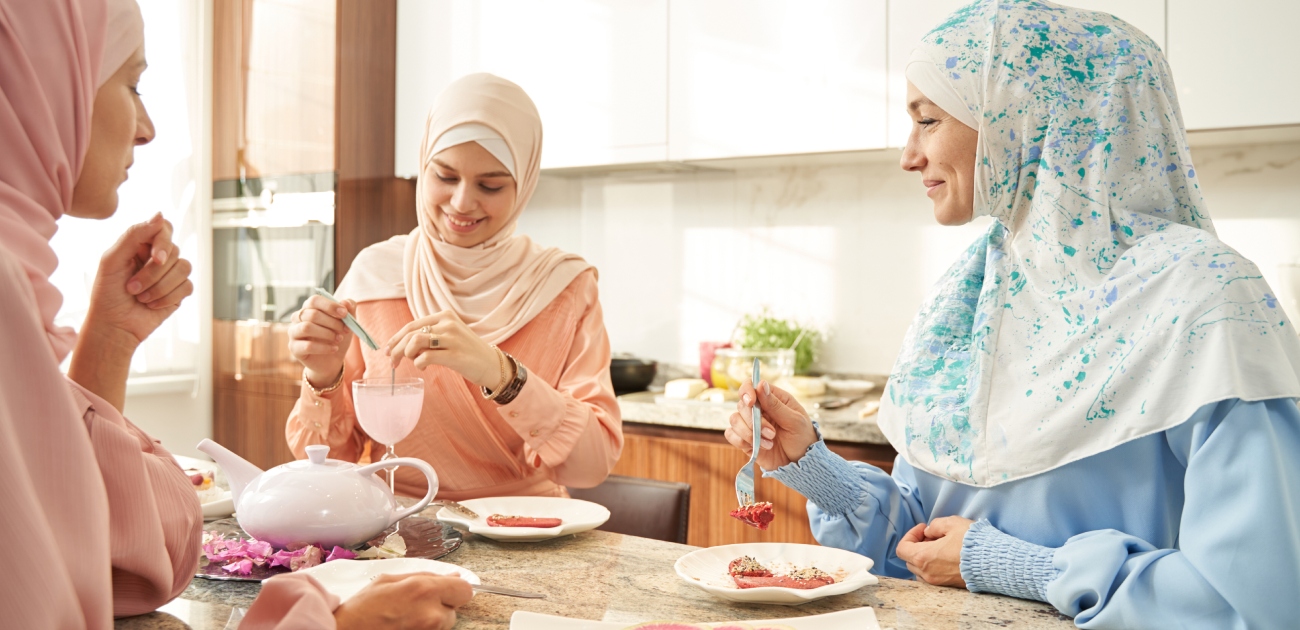 كيفية تعزيز العلاقات الاجتماعية مع الأصدقاء والجيران خلال شهر رمضان