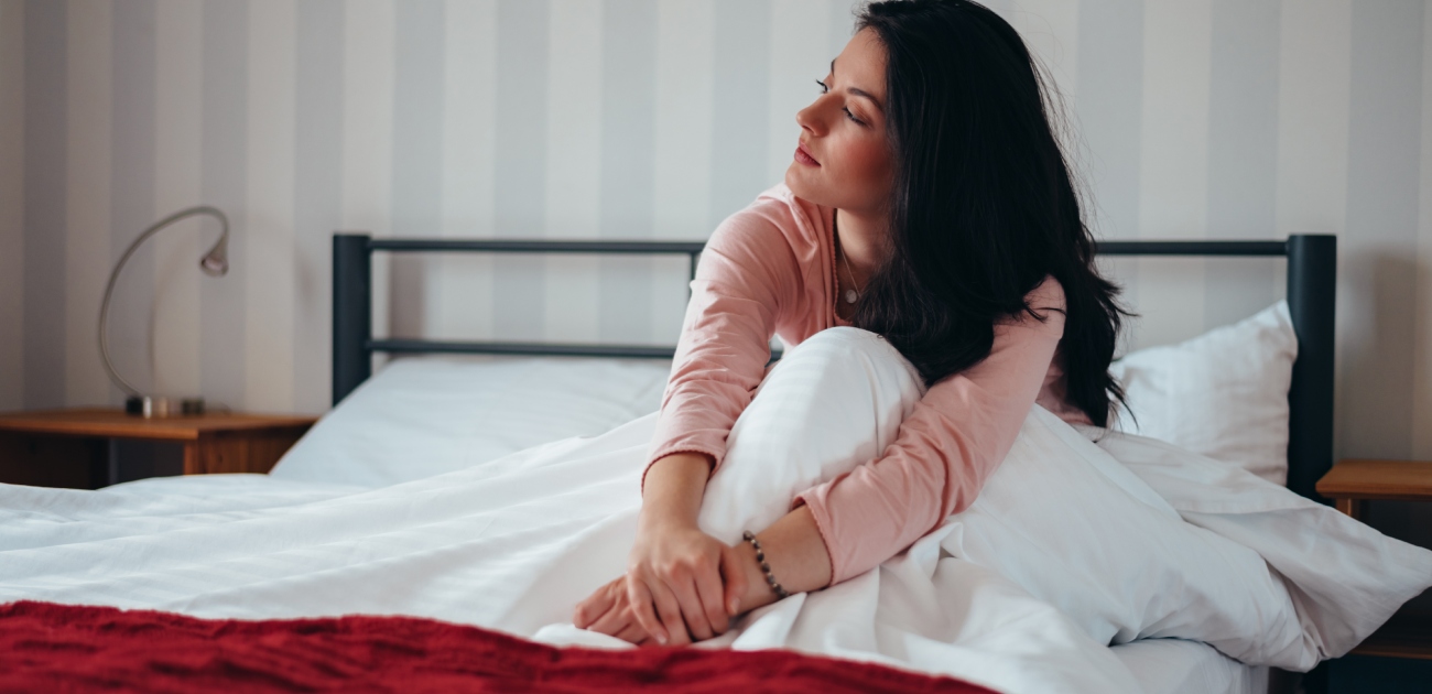 إمرأة وحيدة في سريرها