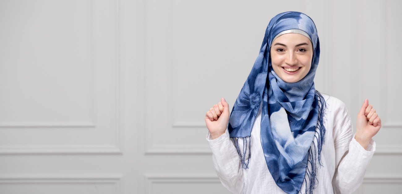 امرأة مُحجّبة سعيدة