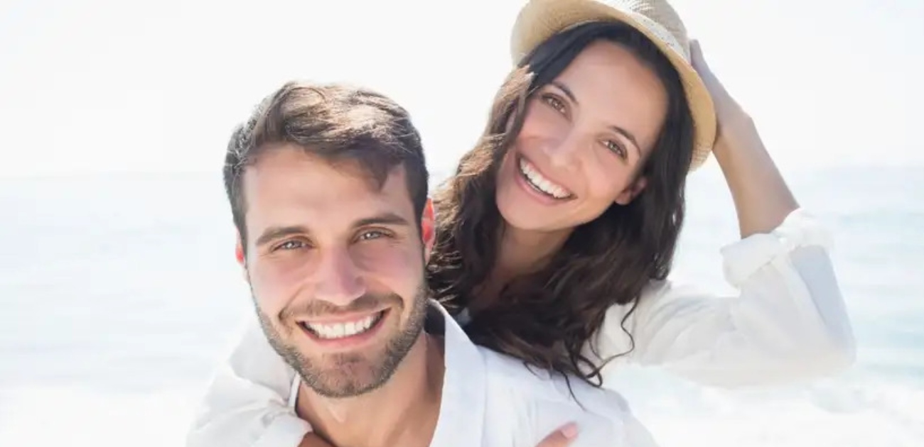رجل يحمل حبيبته فوق ظهره