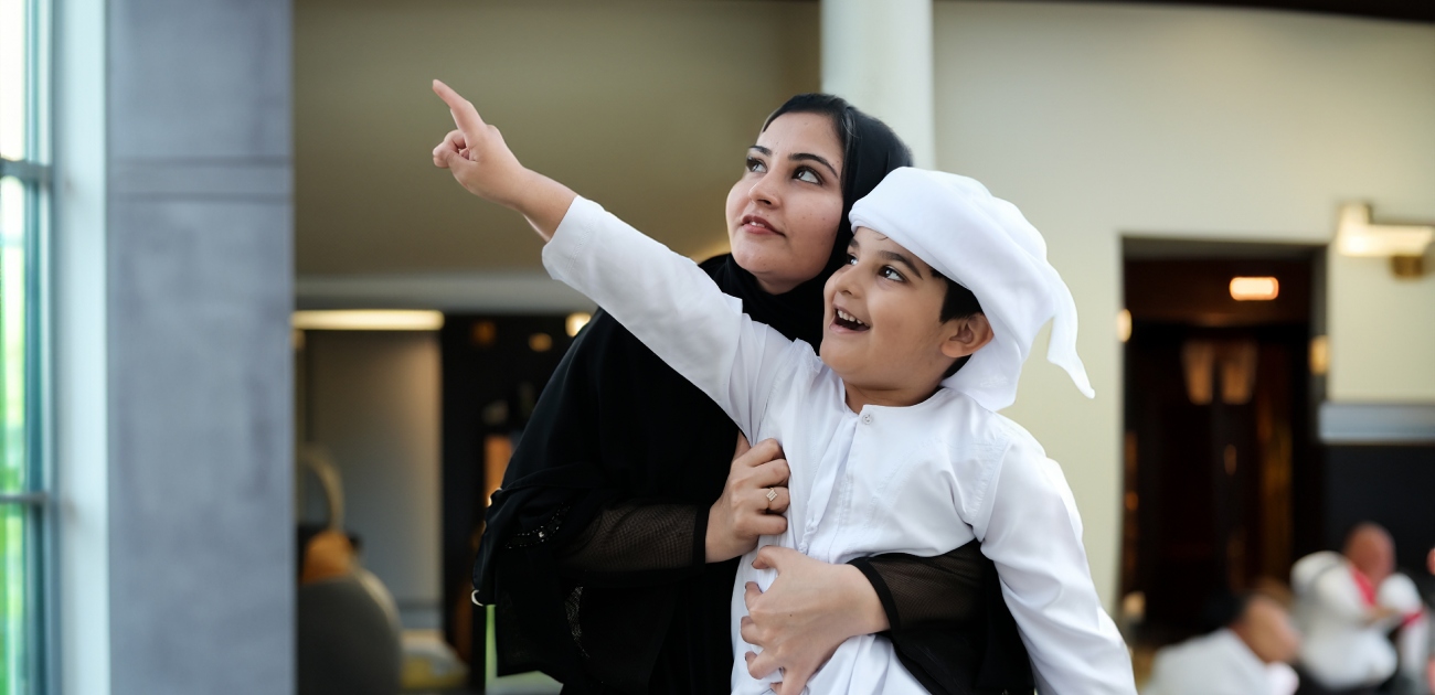 امرأة تعرف ابنها على التراث