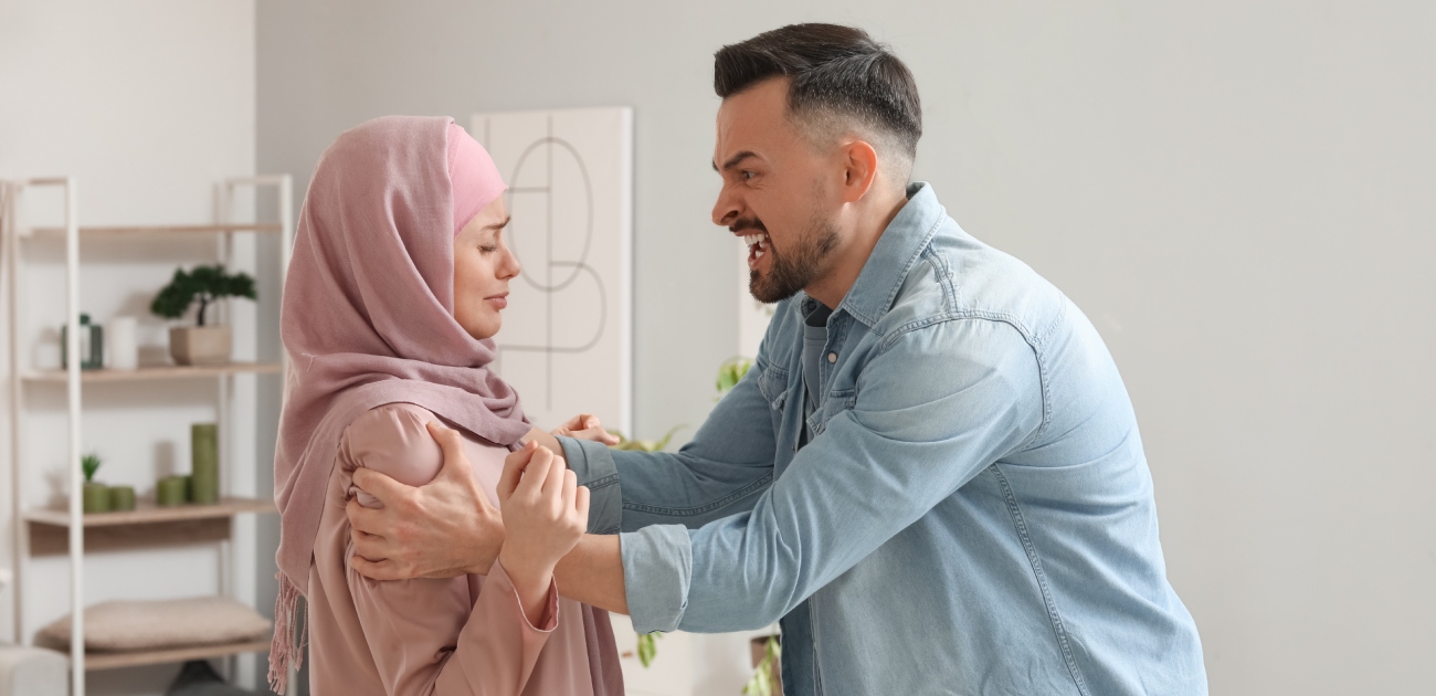 زوج سيء الخلق مع زوجته