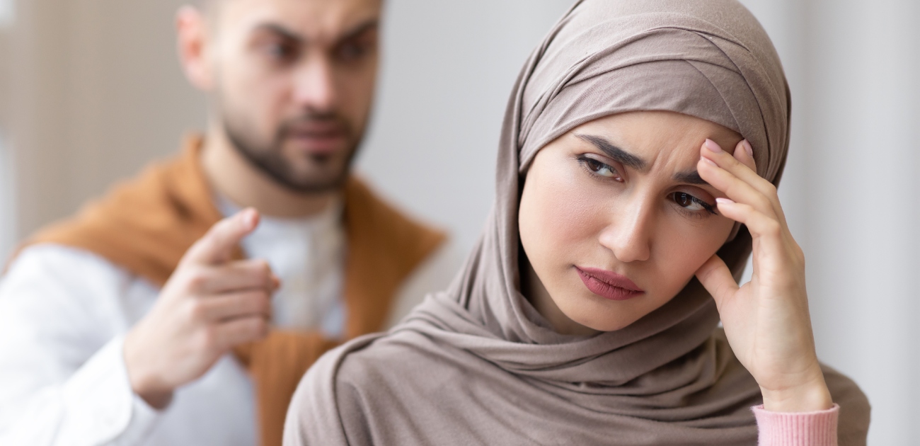 زوجة تتشاجر مع زوجها