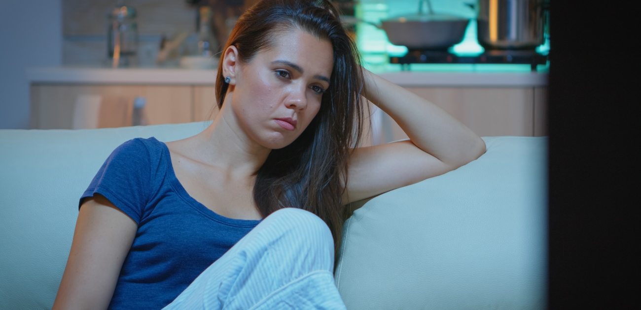 امرأة حزينة تضع يدها على رأسها