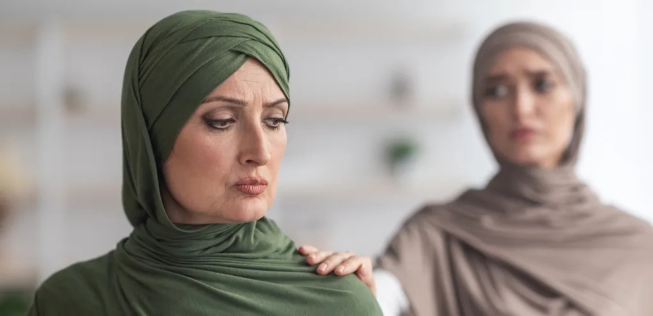 كنة تحاول أن تحادث حماتها