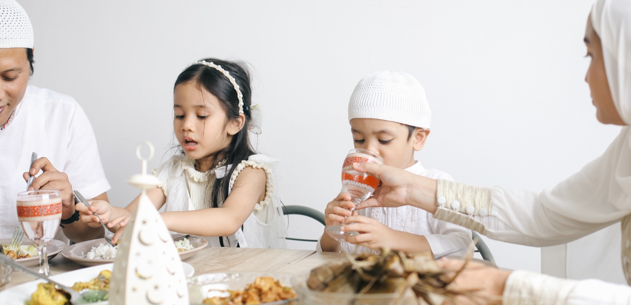 أطفال يجلسون على مائدة رمضان