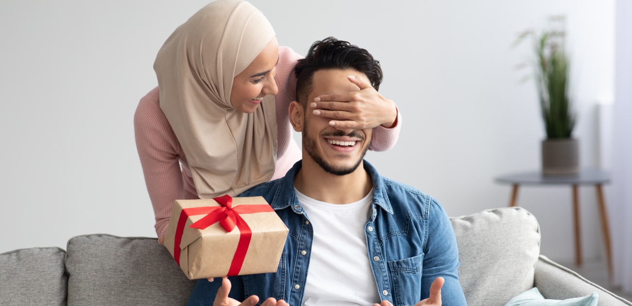 امرأة تفاجئ زوجها في عيد ميلاده