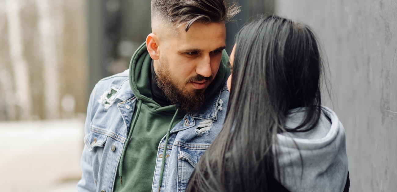 رجل ينظر إلى وجه امرأة عن قرب