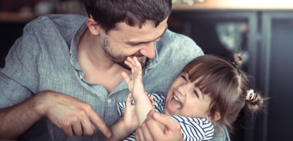 أب يلعّب طفلته