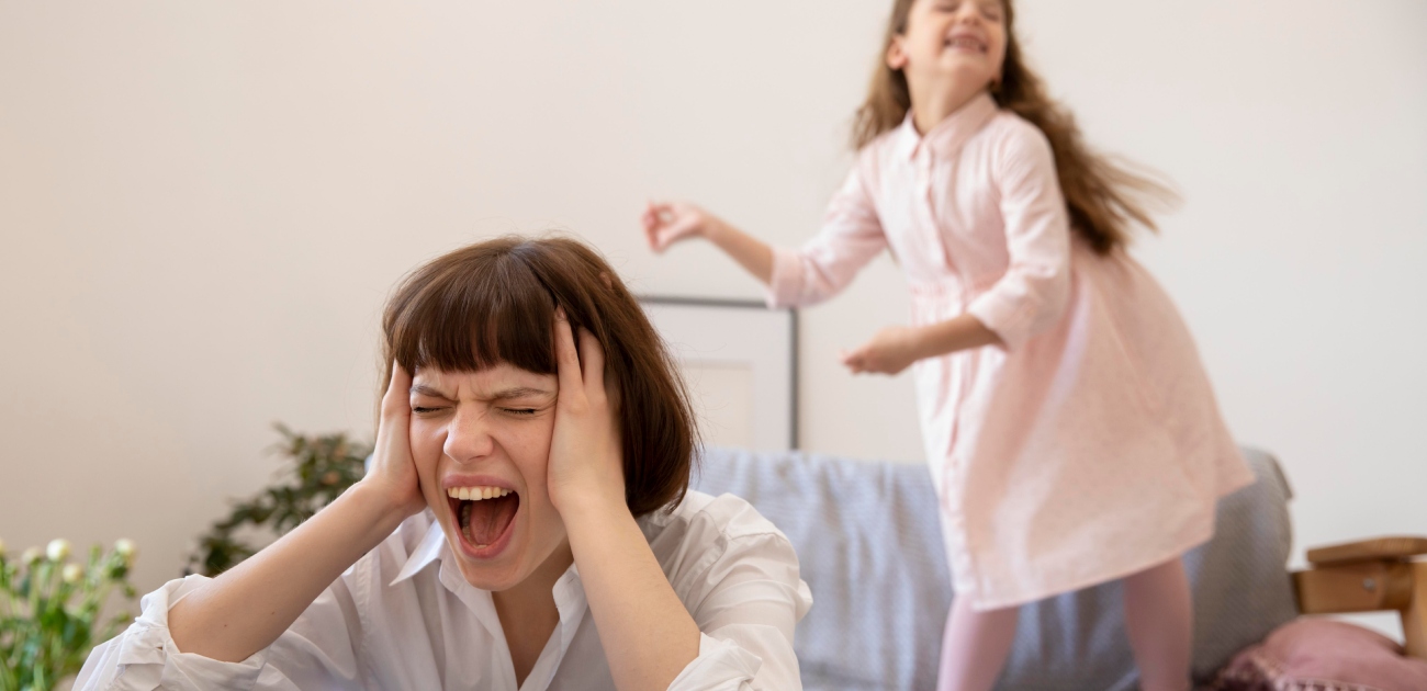 أنتِ لستِ أمًّا سيئة! اكتشفي الحقيقة الصادمة خلف صراخ الأمهات
