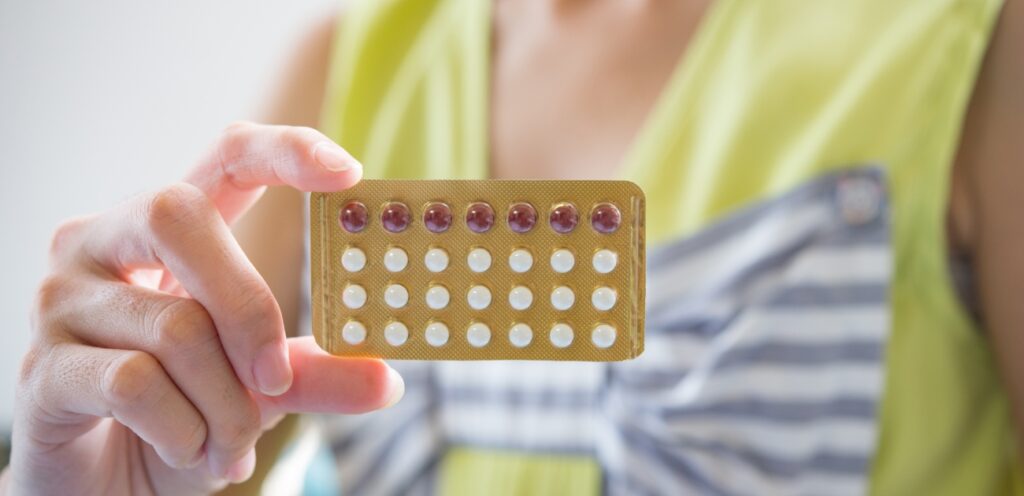امرأة تمسك ظرف دواء