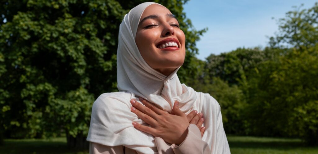 امرأة مسلمة سعيدة