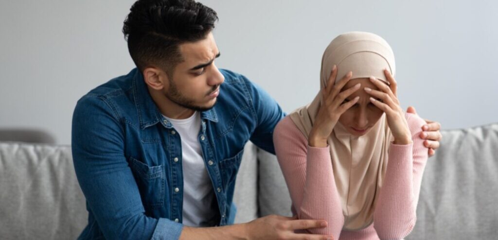 رجل يعتذر من امرأة