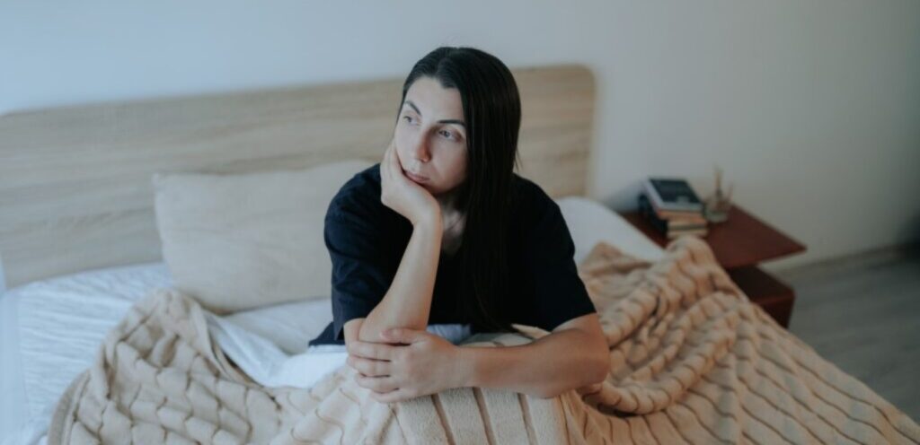 امرأة حزينة في السرير