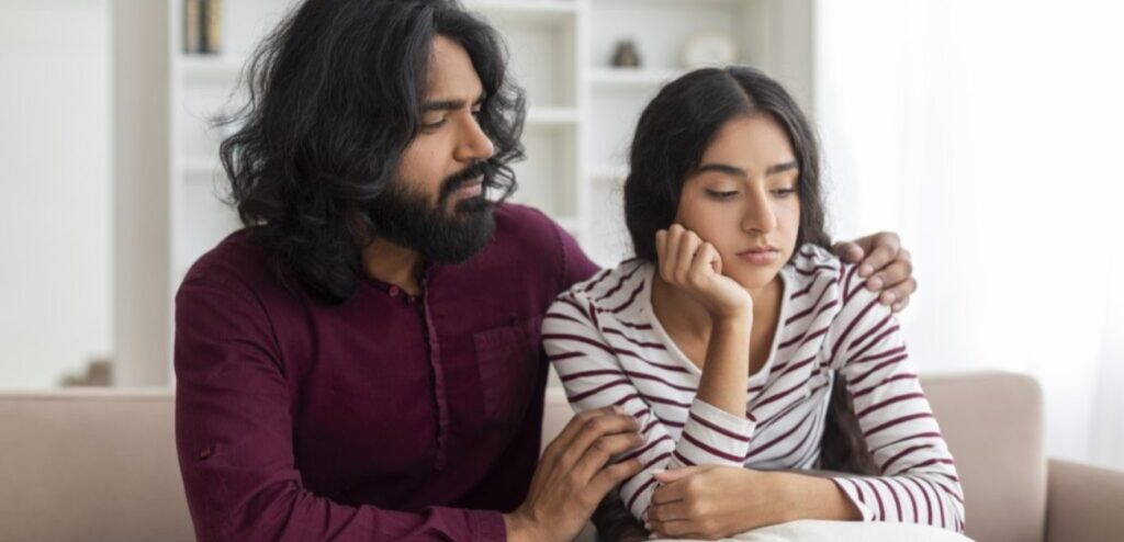 رجل يعتذر من امرأة