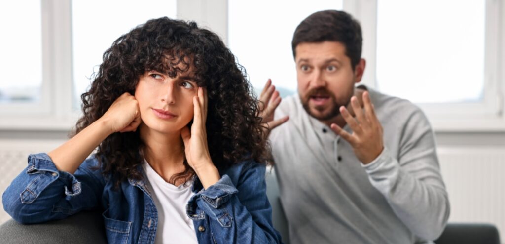 رجل يوبّخ زوجته