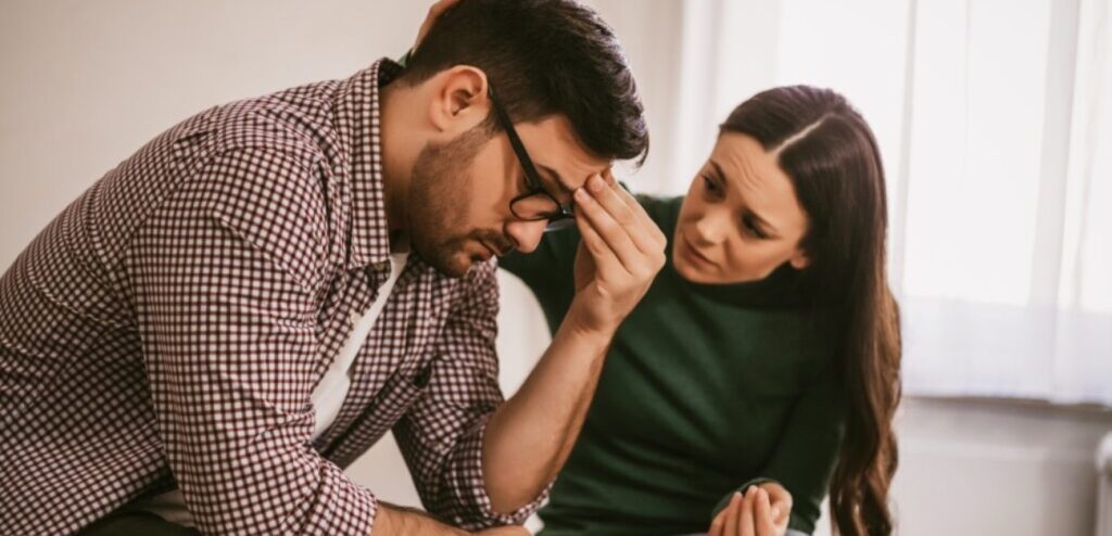رجل حزين وامرأة تواسيه