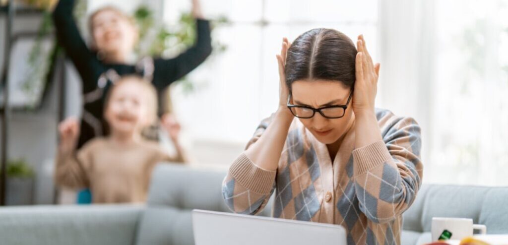 امرأة تعمل منزعجة من أطفالها
