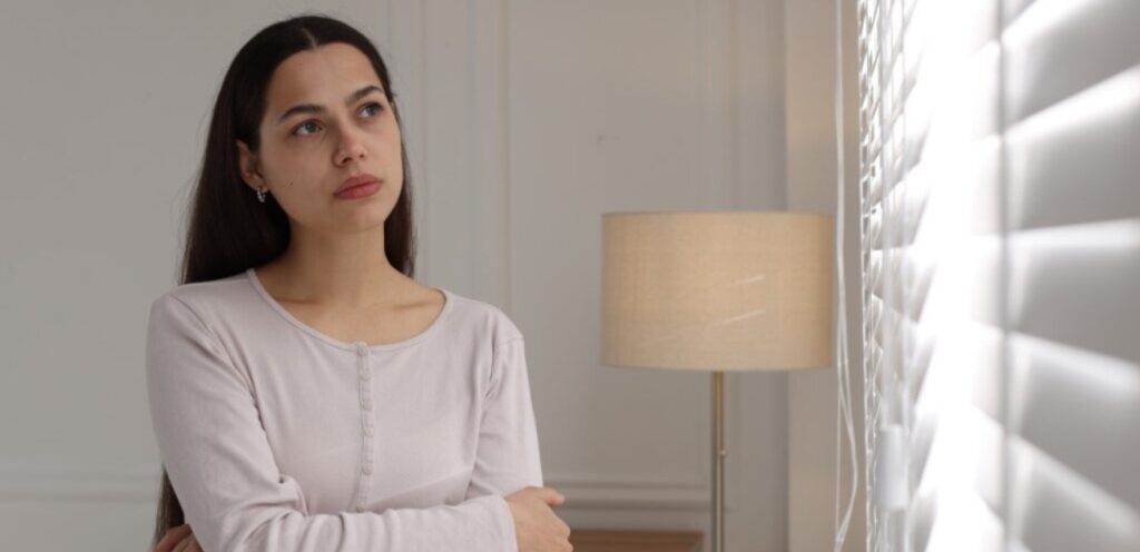 امرأة حزينة