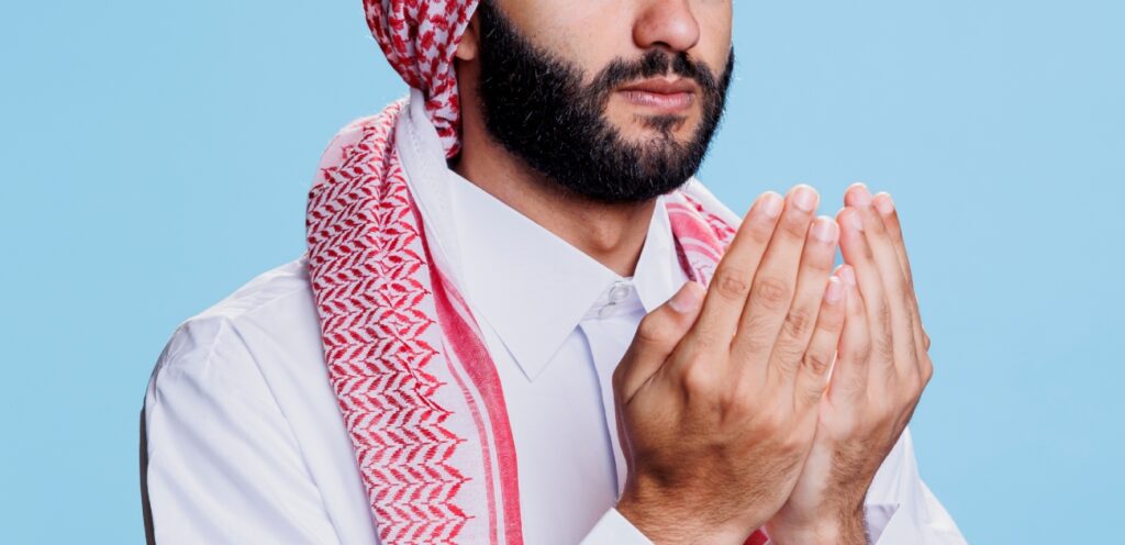 رجل يرفع يديه للدعاء